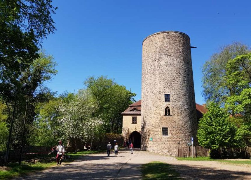 Burgtor und Turm der Burg Rabenstein