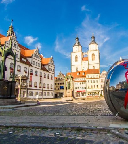 Blick auf den Marktplatz von Lutherstadt Wittenberg durch eine kleine Glaskugel