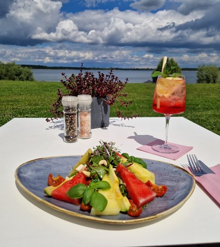 Bild von der Terrasse vom Restaurant Waldelefant auf den Gröbener See