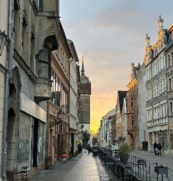 andere Stimmung der Gasse mit Blick zur Schlosskirche 
