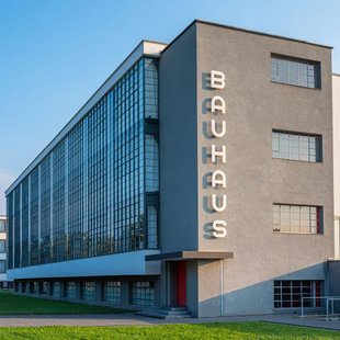 Außenfassade Bauhaus Dessau bei Abendlicht
