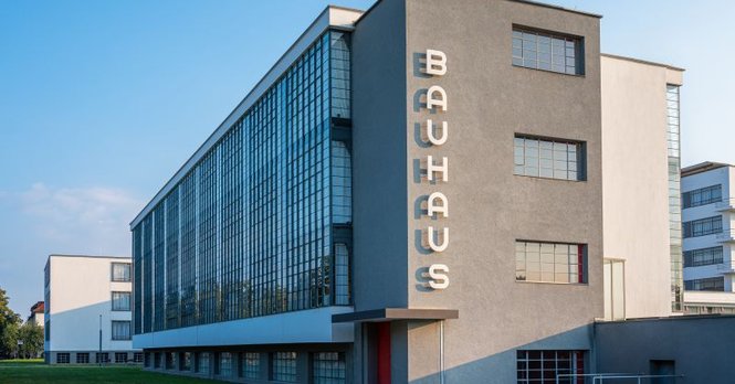Außenfassade Bauhaus Dessau bei Abendlicht