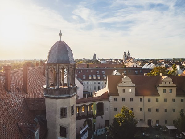 Blick über die Altstadt Wittenbergs mit dem Lutherhaus, der Stadtkirche St. Marien und der Schlosskirche