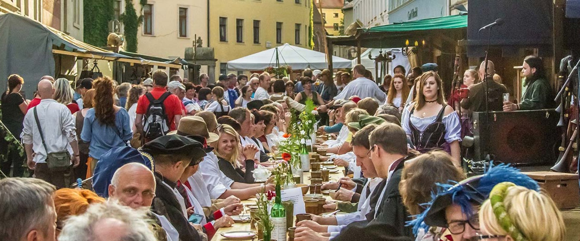 Große Tafel in der Wittenberger Innenstadt zu Luthers Hochzeit