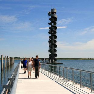 Pegelturm an der Bersteinpromenade am Goitzschesee
