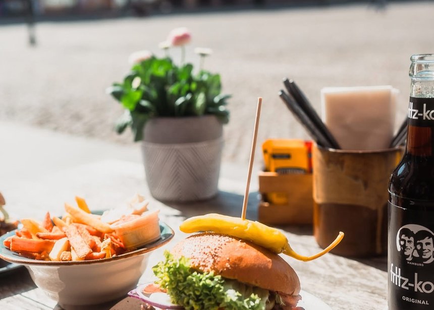 Burger mit Pommes