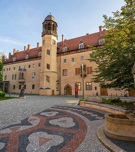 Lutherhof mit Lutherhaus im Sonnenschein