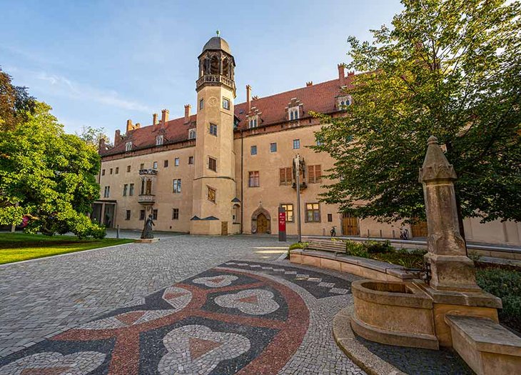 Lutherhof mit Lutherhaus im Sonnenschein