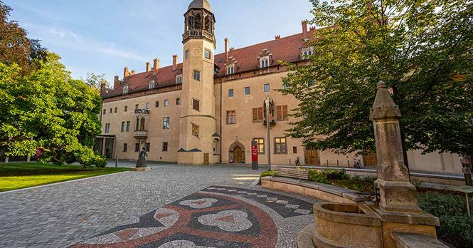 Lutherhof mit Lutherhaus im Sonnenschein