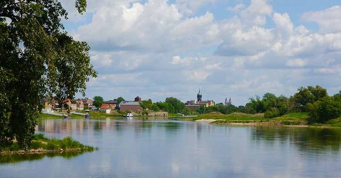 Die Elbe mit der Schlosskirche im Hintergrund
