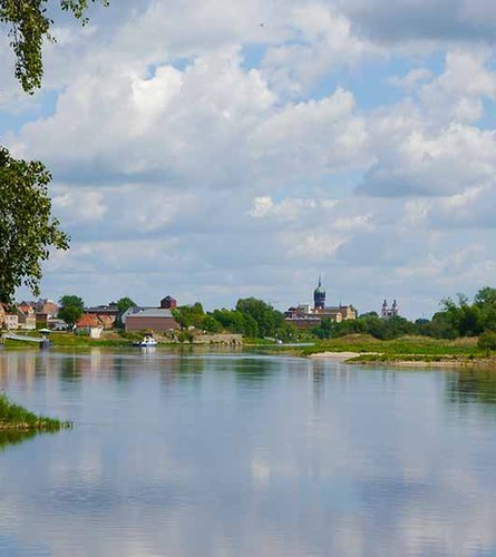 Die Elbe mit der Schlosskirche im Hintergrund