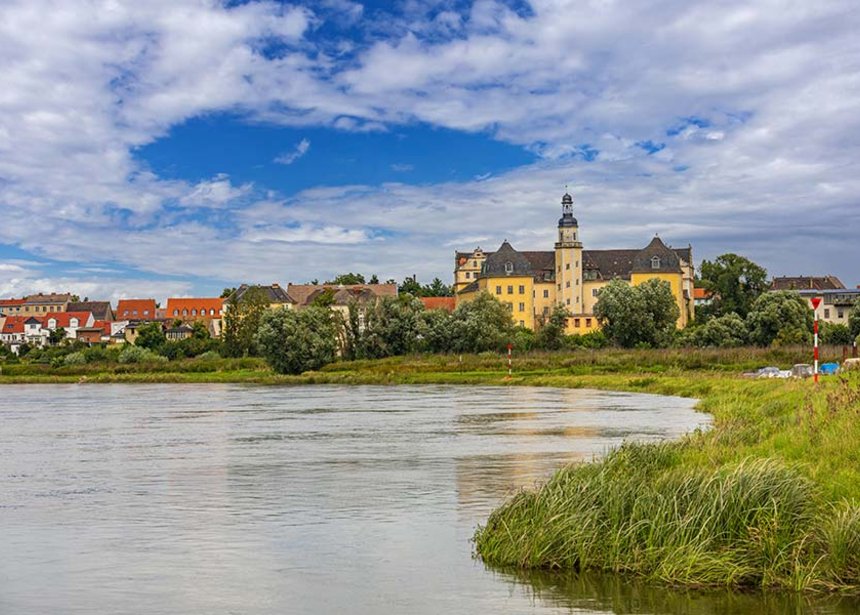 Blick auf das Schloss Coswig über die Elbe