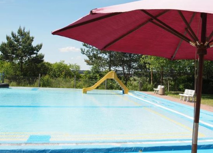 Poolansicht vom Freibad Serno der Stadt Coswig