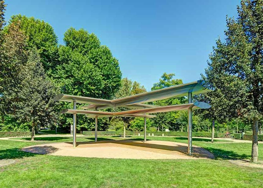 Luthergarten mit Himmelskreuz