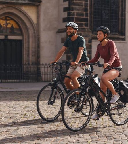 Radfahrer vor der Thesentür der Schlosskirche Wittenberg