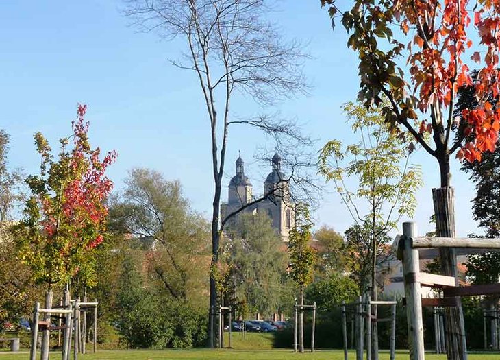 Luthergarten mit Stadtkirche