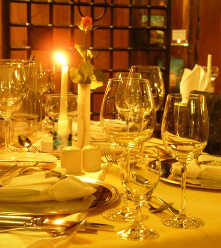 Gedeckter Tisch bei Kerzenlicht