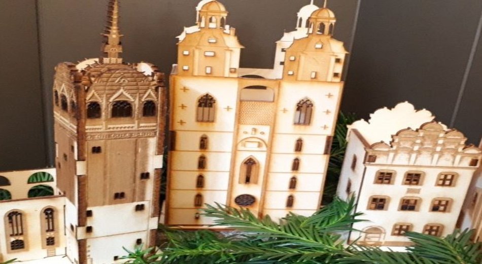 Bild von Lichterhausbogen der Lutherstadt Wittenberg aus Holz mit Stadtkirche, Schloßkirche, Lutherhaus und mehr