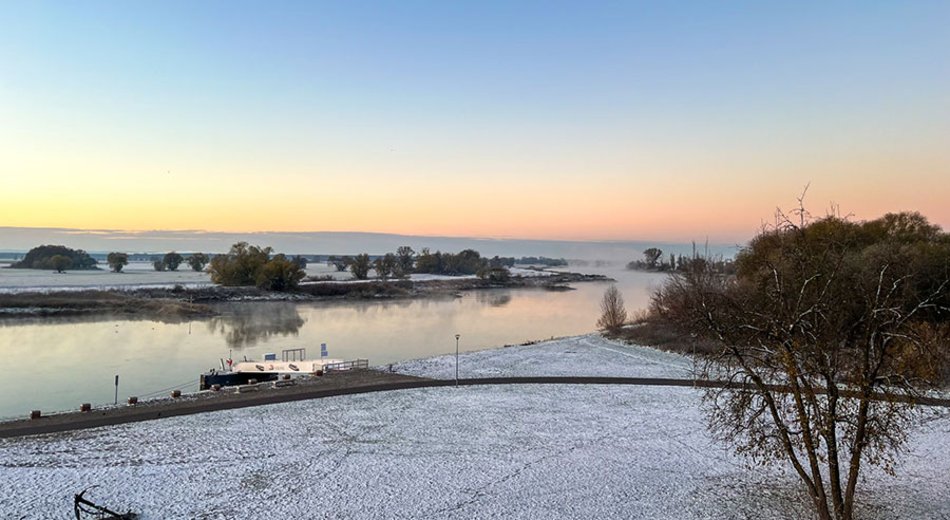Schiffsanleger an der Elbe bei Wittenberg mit Schnee