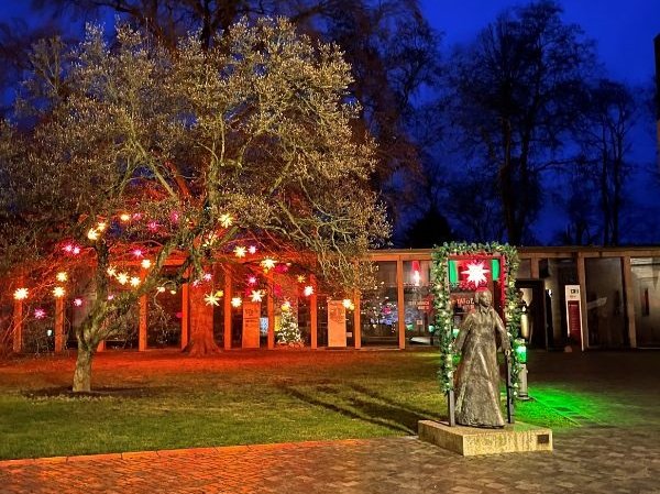 Einblick am Abend mit Lampions in Lutherhof in Wittenberg mit Katharina von Bora - Denkmal 