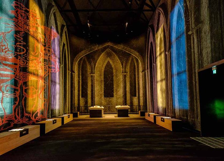 Bunte Projektion in der Historischen Stadtinformation