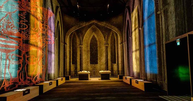 Bunte Projektion in der Historischen Stadtinformation