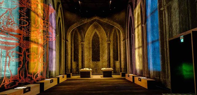 Bunte Projektion in der Historischen Stadtinformation