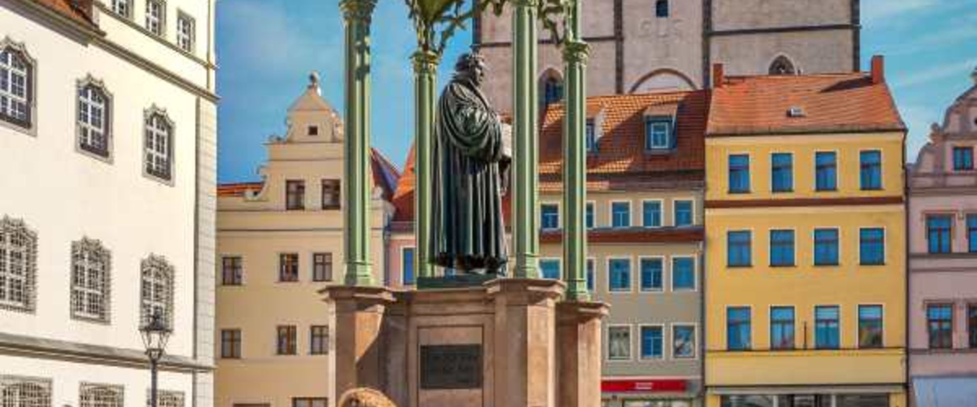 Radfahrer mit Karte auf dem Wittenberger Marktplatz