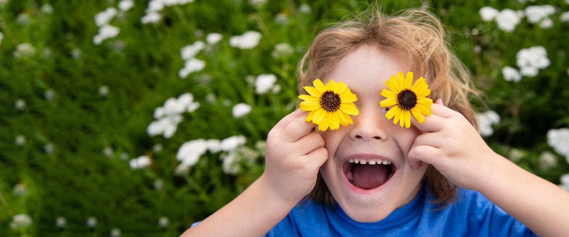 Kind mit Blumen