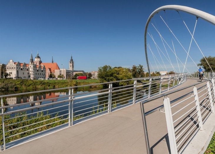 Brücke Dessau-Roßlau mit Fahrradfahrer