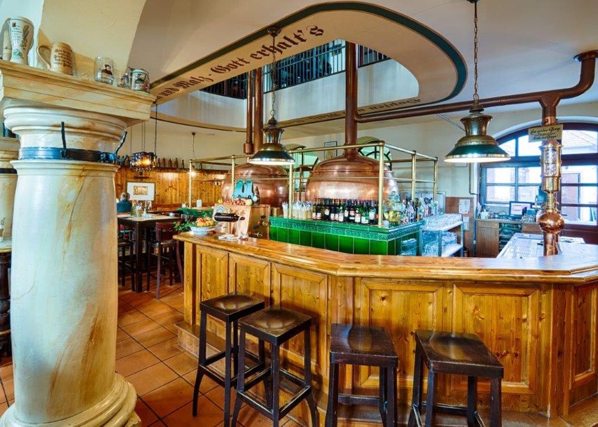 Schankraum mit Theke im Brauhaus Wittenberg