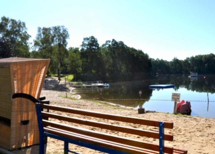 Strandkorb und Bank im Flämingbad der Stadt Coswig