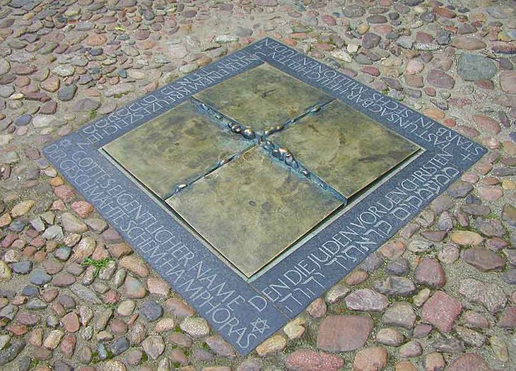 Gedenkplatte zum Mahnmal "Die Judensau"