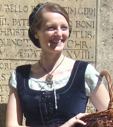 Gewandete Stadtführerin historische Magd
