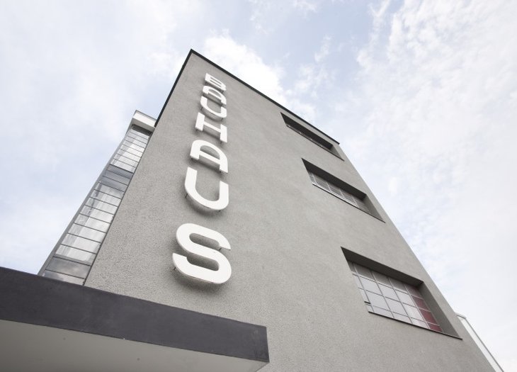 Schriftzug am Bauhaus Dessau