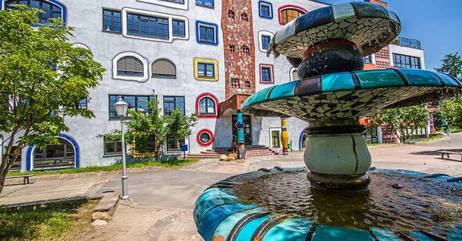 Brunnen mit Hundertwasserschule im Hintergrund