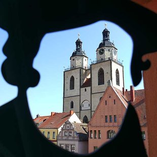 Türme der Stadtkirche durch die Luthersilhouette