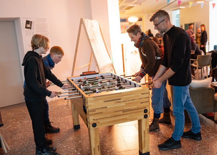 Tischkicker Stadtwohnzimmer mit Jugendlichen