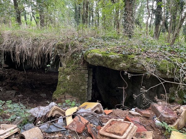 Trümmer mit Eingang Bunker Camp Neumühle 