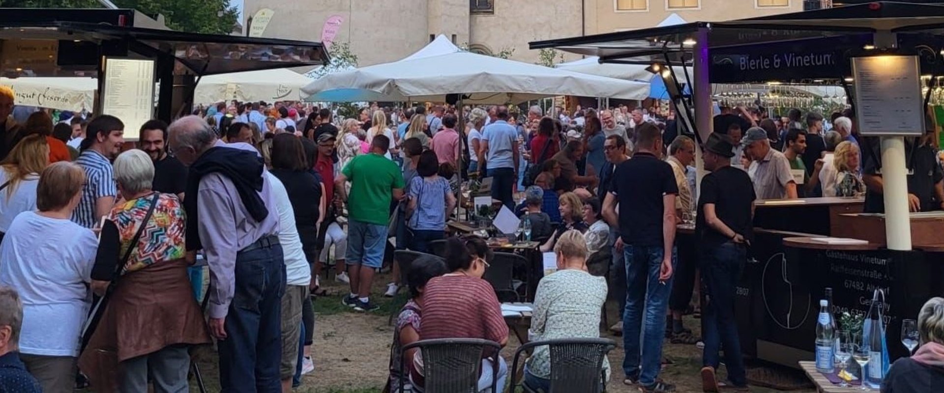 Feiernde Menschen beim Weinfest in der Lutherstadt Wittenberg mit Blick auf die Schlosskirche