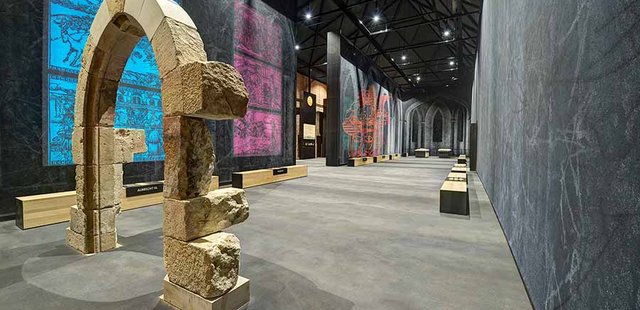 Innenraum der Klosterkirche mit original Torbogen