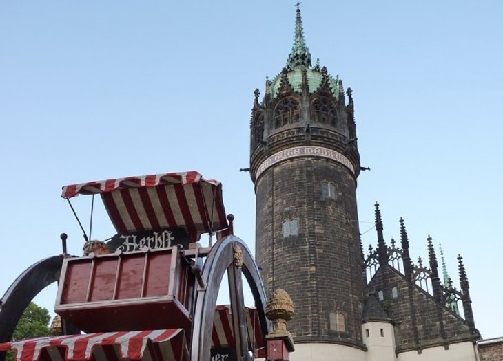 Imposantes mittelalterliches Riesenrad anlässlich des Hochzeitsfest von Luther 