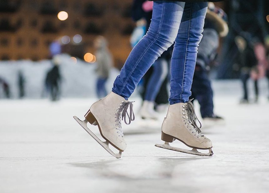 Schlittschuh laufen auf Eisbahn