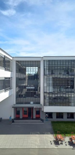 Blick aus dem Bauhaus Dessau heraus