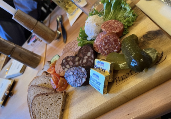 Deftige Brotzeit im Café Independent mit Blutwurst & Gurke 