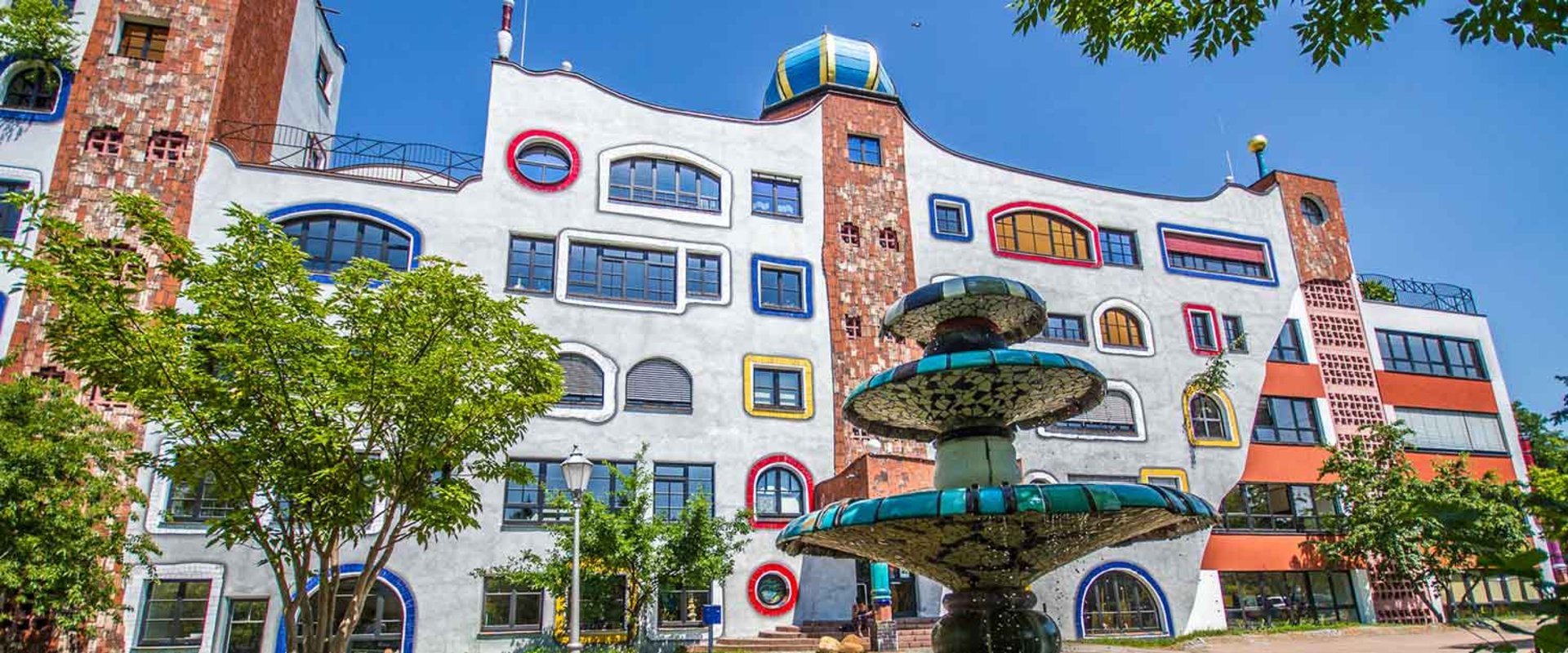 Außenansicht der Hundertwasserschule Wittenberg