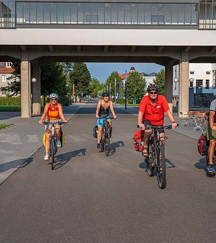 Radfahrer am Bauhaus Dessau