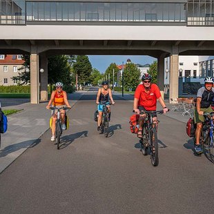 Radfahrer am Bauhaus Dessau