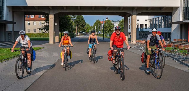 Radfahrer am Bauhaus Dessau