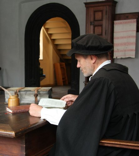 Gewandeter Stadtführer Philipp Melanchthon